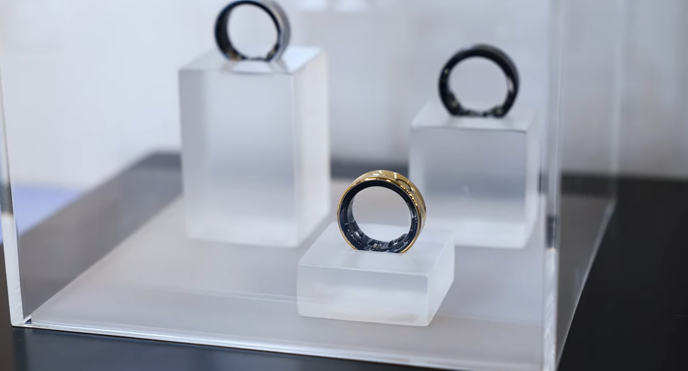 Samsung lanzó tres nuevos relojes inteligentes este año, pero el dispositivo portátil más esperado es el Galaxy Ring. Después de meses de adelantos, Samsung anunció oficialmente el anillo inteligente de $399.99 en el evento Unpacked de hoy, y finalmente pude probar uno. Aunque solo pasé un corto tiempo con el Galaxy Ring, hasta ahora, me gusta lo que he visto.