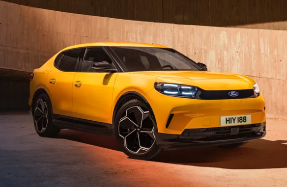 Ford ha decidido revivir el clásico coupé Capri, transformándolo en un moderno vehículo eléctrico de cuatro puertas. Esta nueva versión del Capri presenta un diseño robusto y un perfil que recuerda a otros crossovers eléctricos como el Polestar 2.