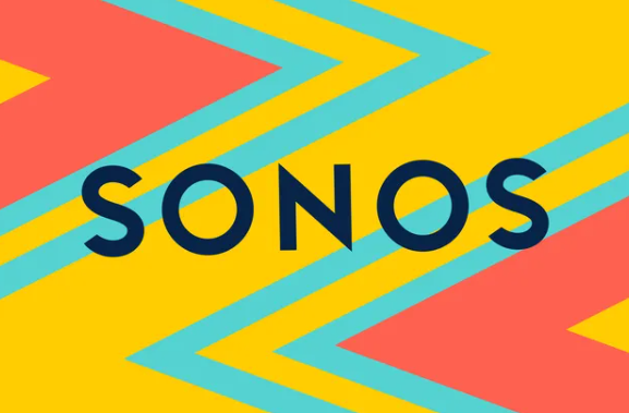 Sonos continúa trabajando en arreglar errores y mejorar el rendimiento de su rediseño de la aplicación móvil, que ha sido mal recibido. Paralelamente, la empresa se centra en varios productos nuevos de hardware, incluyendo una barra de sonido ultrapremium que servirá como sucesora de la actual Sonos Arc. Con el nombre en código Lasso, este dispositivo se encuentra actualmente en pruebas beta limitadas. Hoy, puedo compartir las primeras imágenes de esta nueva barra de sonido. El exterior de la barra de sonido Lasso guarda un gran parecido con la Arc, presentada hace más de cuatro años. Sin embargo, en su interior, los componentes y los altavoces han sido completamente renovados y rediseñados, lo que se espera resulte en un costo superior a los $1,200. Sonos planea lanzar Lasso a finales de este año, aunque el plazo podría cambiar.