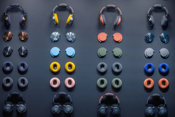 Dyson ha lanzado sus nuevos auriculares OnTrac, marcando una innovadora adición al mercado de audio. Con un precio de $499.99, estos auriculares destacan por su nivel sin precedentes de personalización, permitiendo a los usuarios elegir entre más de 2,000 combinaciones posibles de almohadillas y tapas exteriores. Esta flexibilidad supera a lo que otros fabricantes ofrecen, proporcionando una oportunidad única para que cada usuario personalice su estilo.