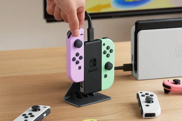 Nintendo ha anunciado oficialmente su nueva estación de carga para Joy-Con que estará disponible a partir del 17 de octubre de 2024. Este accesorio muy esperado llega justo cuando el Nintendo Switch está en su fase final de vida, ofreciendo una solución práctica para los jugadores que necesitan mantener varios mandos Joy-Con cargados simultáneamente.