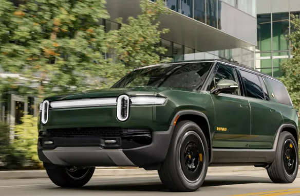 A pesar de la creciente presión de Apple, que sostiene que la mayoría de los consumidores prefieren vehículos compatibles con CarPlay, Rivian ha decidido no integrar el sistema de duplicado de iPhone. En una conversación RJ Scaringe comparó la decisión de Rivian de no adoptar CarPlay con la elección de Apple de no usar sistemas operativos Windows, en lugar de desarrollar sus propias alternativas, como iOS y macOS.