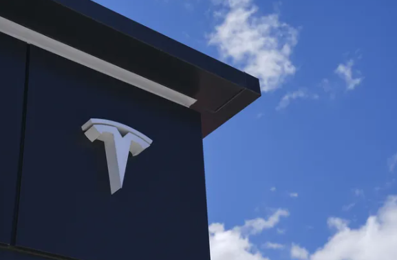 Tesla ha publicado su informe de ganancias del segundo trimestre de 2024, revelando una significativa disminución en sus ingresos netos. La compañía reportó $1.48 mil millones en ingresos netos sobre $25.5 mil millones en ingresos totales. Aunque los ingresos totales crecieron un 2% en comparación con el segundo trimestre de 2023, los ingresos netos cayeron un impactante 45%.