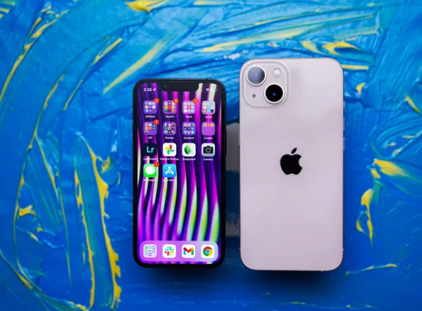 Apple continúa explorando nuevas direcciones para su línea de iPhones, con la constante pregunta de qué tamaño y diseño debería adoptar su cuarto modelo. Los últimos rumores sugieren que en 2025 podría lanzarse un iPhone Slim para reemplazar al modelo Plus, marcando el comienzo de una nueva era con el iPhone 17 Slim. Un informe reciente de Ming-Chi Kuo, experto en la cadena de suministro de Apple, respalda esta idea al indicar que el próximo iPhone no-Pro no solo será delgado, sino que también presentará una pantalla de 6.6 pulgadas y un diseño que representa "nuevas tendencias de diseño más allá de la línea de iPhone existente".