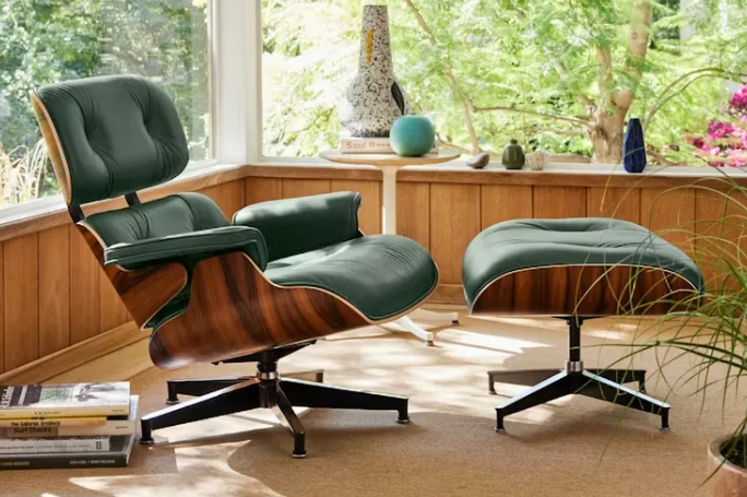 Herman Miller ha revolucionado su icónica silla Eames Lounge al introducir una opción de tapicería vegana hecha de bambú, conocida como Banbū. Aunque esta alternativa promete una huella de carbono reducida, su precio inicial de $6,395 sigue siendo notable.