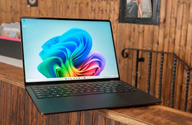 Qualcomm ha revelado que el precio de los PCs equipados con su chip Snapdragon X disminuirá a $700 para 2025, lo que representa una reducción significativa en comparación con los precios actuales. En la actualidad, el modelo más económico disponible es la Microsoft Surface Laptop, que cuesta $999 y cuenta con el chip Snapdragon X Plus. Esta baja en el precio permitirá que los dispositivos con tecnología Snapdragon X sean más accesibles para un público más amplio en el futuro.