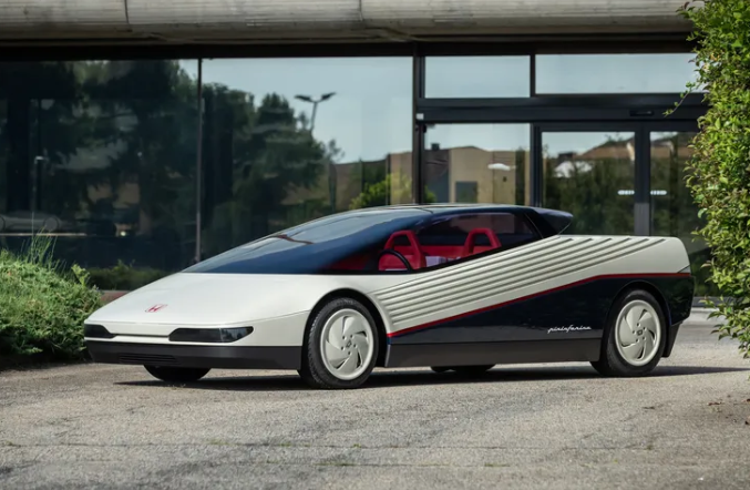 El Honda HP-X de 1984 es un auto conceptual que adelantó su tiempo con un diseño innovador y tecnología avanzada. Este auto sin puertas, restaurado recientemente, muestra cómo imaginaba Honda el futuro de los vehículos. Con características como sonar, GPS y botones para acompañar sus pantallas integradas, el HP-X era una verdadera maravilla de la tecnología automotriz.