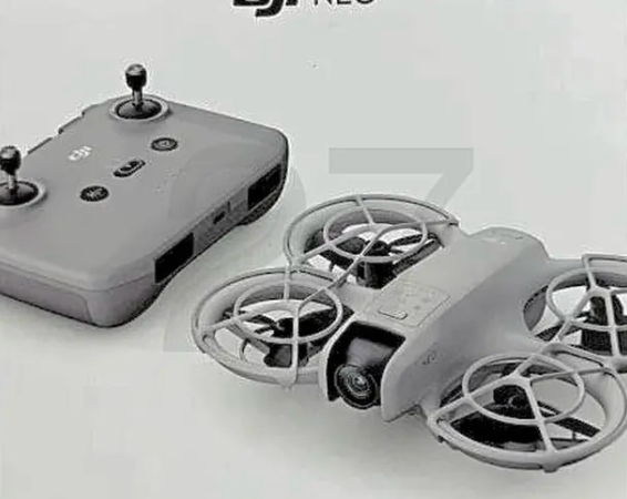 Las últimas filtraciones han revelado detalles emocionantes sobre el nuevo dron de DJI: el DJI Neo. Este podría ser el dron más ligero y asequible de DJI hasta la fecha. Según las imágenes filtradas, la caja del producto y el precio mostrado en Walmart, el DJI Neo Fly More Combo podría tener un precio de solo $329. Además, el modelo independiente podría ser aún más económico, dado que el paquete “Fly More” incluye baterías adicionales, un hub de carga y una bolsa de hombro que suelen incrementar el precio.