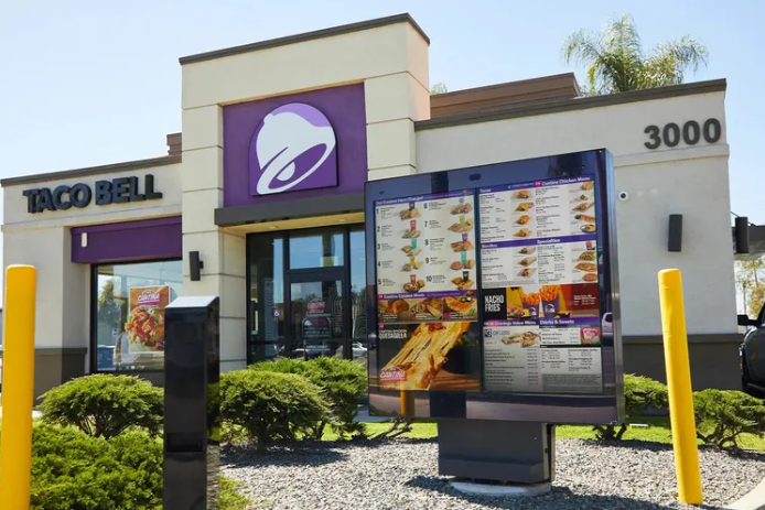 Taco Bell está a punto de revolucionar su servicio en el drive-thru con la implementación de su nueva tecnología de inteligencia artificial, conocida como "Voice AI". La empresa matriz de Taco Bell, Yum! Brands, ha anunciado que tiene como objetivo expandir esta innovadora tecnología a cientos de tiendas Taco Bell en Estados Unidos para finales de 2024.