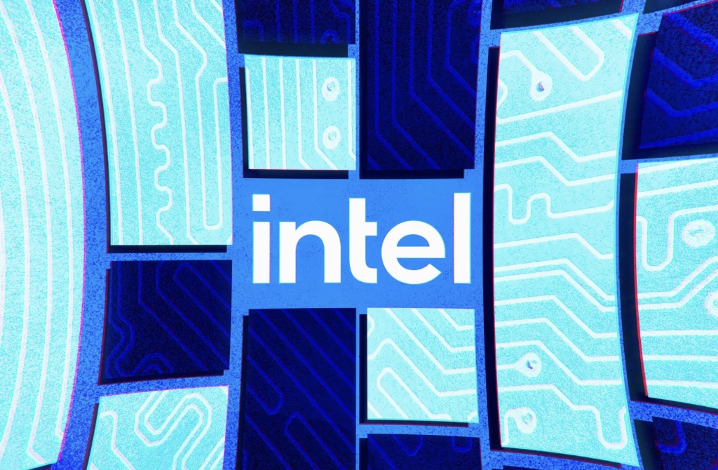 Intel lanzará oficialmente sus chips para laptops Lunar Lake el 3 de septiembre Por Sean Hollister, editor senior y miembro fundador de The Verge, cubriendo gadgets, juegos y juguetes. Anteriormente en CNET, Gizmodo y Engadget. 30 de julio de 2024 a las 16:07 GMT-3 Intel ha anunciado que lanzará oficialmente sus nuevos chips para laptops Core Ultra, denominados Lunar Lake, el próximo 3 de septiembre. Esta noticia marca un importante avance en la tecnología de procesadores para laptops, especialmente considerando el contexto competitivo actual con Qualcomm y AMD. Aunque los chips Lunar Lake no estarán disponibles inmediatamente, se espera que la revelación completa se realice en cinco semanas. Lunar Lake: La Nueva Generación de Chips de Intel El chip Lunar Lake representa una renovación radical de la arquitectura de Intel, eliminando la necesidad de módulos de memoria intercambiables y superando varias de las estrategias anteriores de la compañía para optimizar la duración de batería y el rendimiento. Además, incorpora un NPU triplicado, ideal para aplicaciones de IA generativa que requieran procesamiento local. Comparativa con Chips Basados en Arm Lunar Lake es la respuesta de Intel a los chips basados en Arm de Qualcomm y Apple, que han demostrado ofrecer una mayor duración de batería en comparación con los chips x86 tradicionales. La competencia entre estos chips promete redefinir el mercado de laptops, y Lunar Lake podría ser clave para mantener a Intel en la carrera mientras Windows en Arm gana terreno. Pruebas y Expectativas En paralelo, estamos evaluando uno de los primeros laptops con AMD Ryzen AI 9 para determinar si "Strix Point" será un contendiente relevante en este nuevo panorama tecnológico. Lunar Lake, por otro lado, será la pieza final en la batalla de chips de este año durante el otoño. Disponibilidad y Detalles Adicionales Como suele ocurrir en el sector tecnológico, el "lanzamiento" de los chips Lunar Lake no garantiza que los laptops estén disponibles para compra el mismo día. Intel ha indicado que proporcionará más detalles sobre la disponibilidad en el evento de lanzamiento, según el portavoz de Intel, Thomas Hannaford. Por ahora, Intel ha confirmado que revelará detalles sobre la eficiencia energética innovadora x86 de los nuevos procesadores, su rendimiento excepcional, mejoras significativas en el rendimiento gráfico, y el poder de computación AI sin igual que impulsará esta y futuras generaciones de productos Intel.