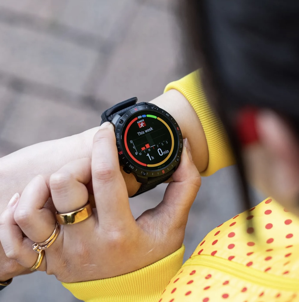 El Polar Grit X2 Pro es la apuesta más reciente de Polar en el mundo de los relojes inteligentes deportivos. Con mejoras en sensores y diseño, como sensores mejorados (por ejemplo, ritmo cardíaco, temperatura corporal, etc.), una pantalla más grande, GPS de doble frecuencia, electrocardiogramas (sin detección de fibrilación auricular, solo datos de ritmo cardíaco más precisos), mapas offline y USB-C, el Grit X2 Pro busca posicionarse como un reloj premium para actividades al aire libre.