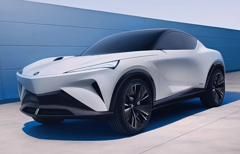 Acura ha desvelado hoy en la Monterey Car Week un innovador concepto de vehículo eléctrico (EV), destacando por su plataforma completamente nueva desarrollada por Honda. El nuevo Acura Performance EV Concept es un SUV crossover con un diseño frontal que recuerda a un barco, evocando al concepto Precision EV de 2022, pero con una parte trasera al estilo sportback.