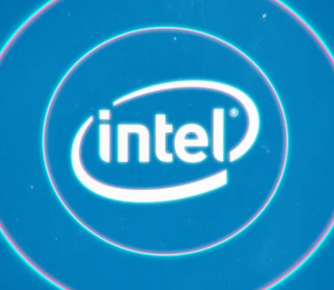 Intel ha anunciado que reducirá su fuerza laboral en un 15%, equivalente a aproximadamente 15,000 empleados, como parte de un plan de ahorro de costos de $10 mil millones que se implementará hasta 2025. Este movimiento es parte de un esfuerzo más amplio para mejorar la eficiencia operativa y enfrentar desafíos financieros que la compañía ha estado enfrentando.