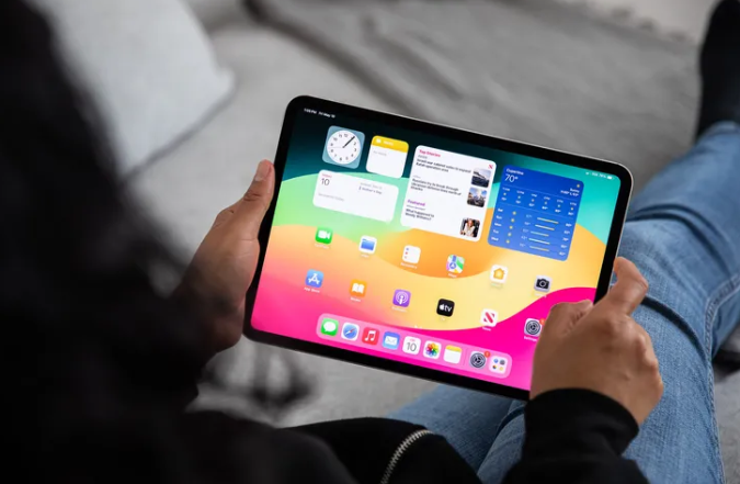 Apple ha anunciado recientemente sus nuevos modelos de iPad Pro y iPad Air, lo que ha llevado a un notable repunte en las ventas de iPad tras varios trimestres de resultados suaves. La compañía ha experimentado un aumento significativo en su división de iPad, combinado con un sólido desempeño en servicios y Mac. En el último trimestre, Apple reportó ingresos de 85.8 mil millones de dólares, lo que representa un incremento del 5% en comparación con el mismo período del año anterior. A pesar de este crecimiento, las ventas de iPhone y dispositivos portátiles se mantuvieron estables mientras los consumidores esperan la llegada de nuevos productos.