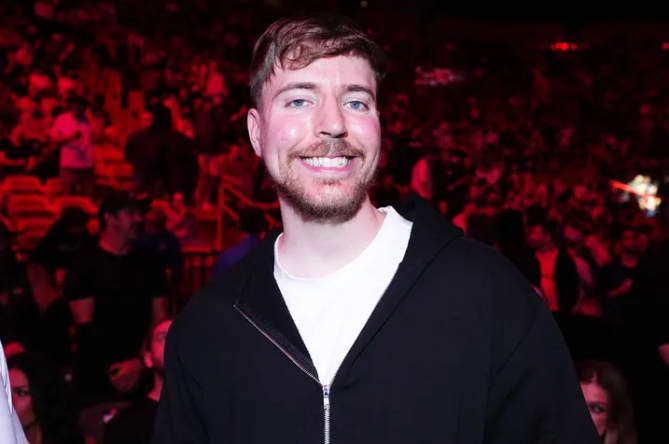 MrBeast enfrenta críticas por las malas condiciones en su competencia de reality show Beast Games, con acusaciones de falta de alimentos y medicamentos. El YouTuber culpa a la falla de CrowdStrike y otros factores externos.