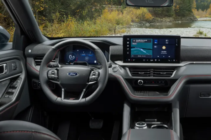 Ford ha anunciado que el nuevo Ford Explorer 2025 será el primer SUV de la marca en equipar el sistema de infoentretenimiento Digital Experience, impulsado por Android Automotive. Este sistema, que hizo su debut en el Lincoln Nautilus 2024, ahora se integra en el Explorer, ofreciendo a los usuarios una experiencia tecnológica avanzada.