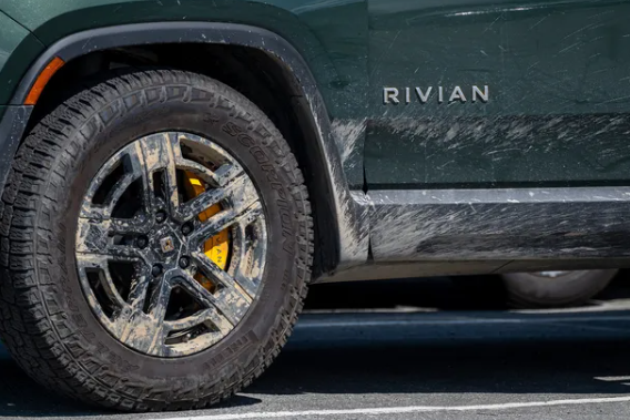 Esta semana, los informes de ganancias de Rivian y Lucid Motors revelan dos realidades importantes para el mercado de vehículos eléctricos: las empresas dedicadas exclusivamente a la fabricación de EVs continúan enfrentando grandes pérdidas económicas, pero la presencia de inversores ricos puede ser crucial para su supervivencia.