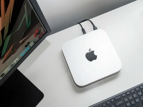 Se espera que el rediseñado Mac Mini sea lanzado a finales de 2024 con una actualización del chip M4. Según Mark Gurman de Bloomberg, el próximo Mac Mini será el rediseño más significativo del producto en más de una década. Este nuevo modelo será notablemente más pequeño que su predecesor, acercándose al tamaño de un Apple TV, aunque probablemente será más alto que el streamer de Apple.