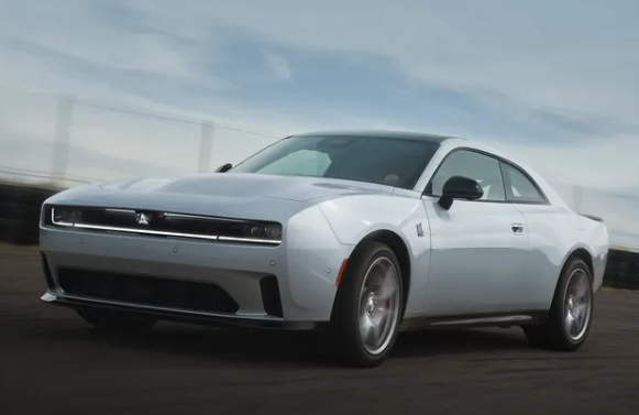 Dodge ha anunciado el precio de su primer muscle car totalmente eléctrico, el Dodge Charger Daytona EV. Este innovador vehículo eléctrico comenzará a partir de $59,595 para el modelo R/T y $73,190 para el modelo Scat Pack, sin incluir una tarifa de destino de $1,995. Los precios reflejan la exclusividad y el rendimiento de este nuevo modelo en el mercado de automóviles eléctricos.