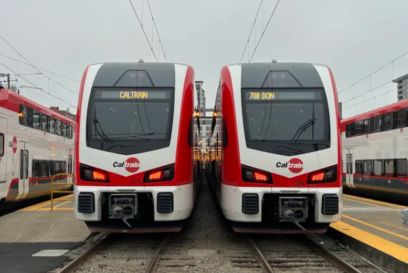 California ha dado un paso significativo hacia la modernización de su sistema de transporte con la incorporación de dos trenes de cercanías totalmente eléctricos en una de sus principales rutas. Este avance podría ser un indicio de que EE.UU. está preparado para reducir la brecha con el resto del mundo en la electrificación de su infraestructura ferroviaria.