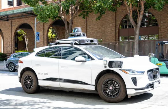 Waymo enfrenta críticas por el ruido de bocinazos de sus robotaxis en San Francisco. La ingeniera Sophia Tung transmite en vivo el estacionamiento, mostrando cómo los vehículos autónomos ocupan el espacio nocturno. Descubre los detalles y cómo Waymo está abordando el problema.