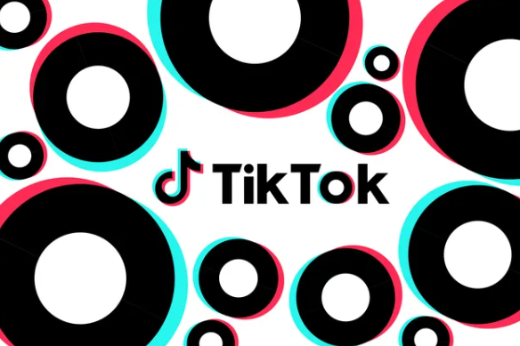 TikTok introduce chats grupales con soporte para hasta 32 personas, permitiendo a los usuarios de 16 años en adelante compartir contenido sin salir de la app. Descubre cómo iniciar un chat grupal y las nuevas reglas para adolescentes.