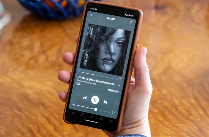 Sonos está considerando relanzar su antigua aplicación móvil para Android e iOS, conocida como S2, después de la recepción negativa que ha tenido el rediseño de su nueva app. Este posible movimiento refleja los desafíos significativos que la compañía enfrenta tras la apresurada implementación de la nueva interfaz, que ha sido criticada por usuarios debido a su bajo rendimiento y numerosos errores.