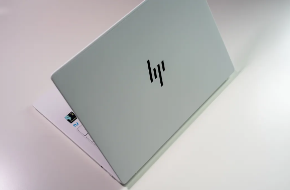 Descubre el HP OmniBook X 14, un portátil empresarial con impresionante duración de batería, rendimiento sólido y características IA. Conoce por qué podría no ser la mejor opción para todos los usuarios.