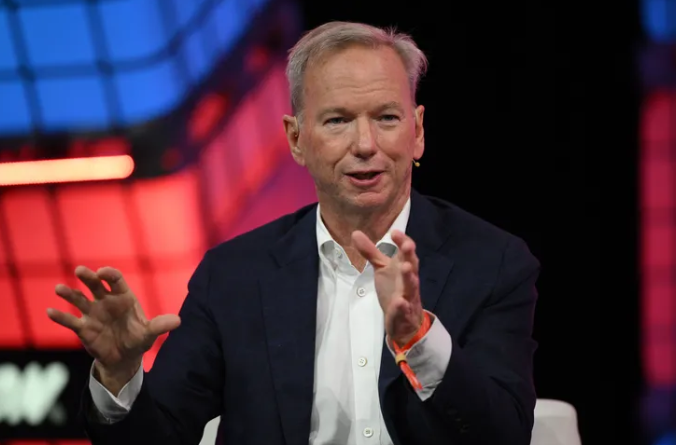 Eric Schmidt, el ex-CEO y presidente de Google, ha acaparado titulares al afirmar que Google se sorprendió con el rápido crecimiento de ChatGPT porque sus empleados decidieron que “trabajar desde casa era más importante que ganar.”