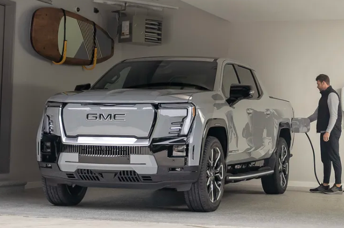 GMC ha iniciado la entrega de sus primeras camionetas eléctricas Sierra EV Denali Edition 1, con un precio cercano a los $100,000. Estas versiones de lanzamiento están disponibles para compra en concesionarios a nivel nacional.