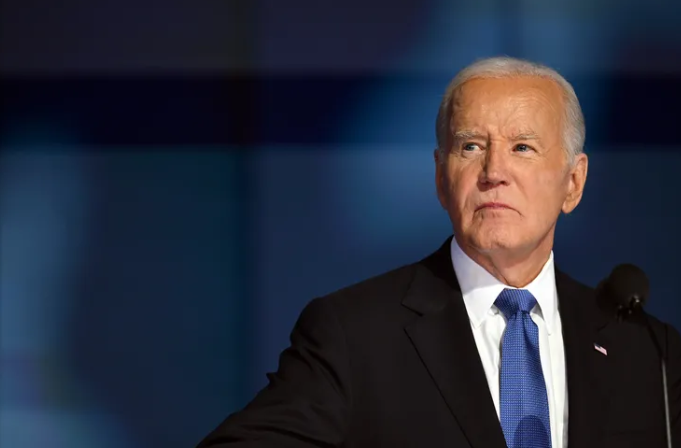 Una empresa de telecomunicaciones, Lingo Telecom, ha acordado pagar $1 millón para resolver una acción de cumplimiento de la Comisión Federal de Comunicaciones (FCC), después de transmitir una llamada automatizada con un deepfake de la voz del presidente Joe Biden. La FCC anunció esta sanción como parte de sus esfuerzos para combatir el uso engañoso de la inteligencia artificial (IA) en las comunicaciones.