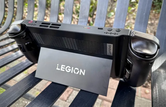 A pesar de un inicio complicado y una recepción moderada en la reseña de primavera, el Lenovo Legion Go sigue evolucionando. Lenovo está preparando un sucesor, posiblemente un modelo de siete pulgadas, y ha presentado nuevos accesorios para la consola.