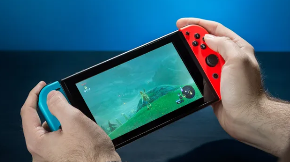 La Nintendo Switch está recibiendo un raro descuento de $30 en Amazon. Actualmente, puedes adquirir la consola portátil con controladores Joy-Con azul y rojo por solo $267, lo que representa un ahorro de $33 respecto al precio regular. Aunque Nintendo ha anunciado que revelará una nueva versión de la Switch el próximo año, esta oferta es una excelente oportunidad para quienes desean aprovechar un buen precio antes del lanzamiento de la próxima generación.