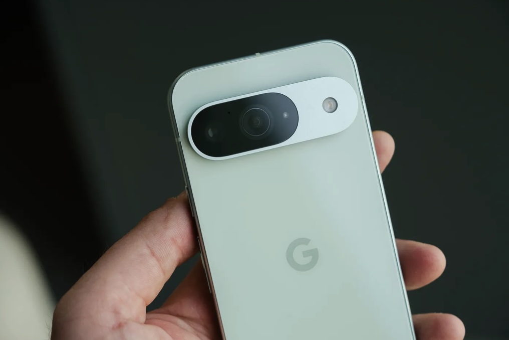 La era de la edición de fotos con inteligencia artificial (IA) ha llegado, y todos vamos a descubrir rápidamente cuán cómodos nos sentimos en esta nueva realidad. Con el lanzamiento del Google Pixel 9, estamos entrando en un territorio inexplorado donde la línea entre una foto y un recuerdo editado se está volviendo cada vez más borrosa.