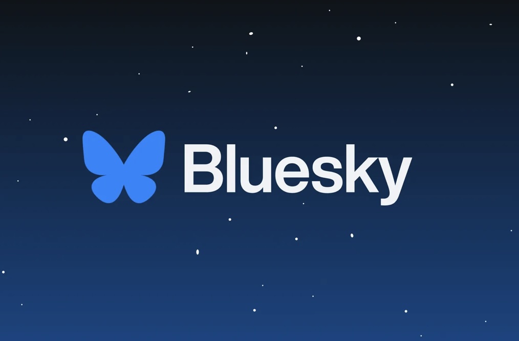 La Prohibición de X en Brasil Lleva a un Aumento Masivo de Usuarios en Bluesky Introducción: La reciente prohibición de la red social X en Brasil, dictada por un juez de la Corte Suprema, ha provocado un notable aumento en la cantidad de usuarios que migran hacia Bluesky, una plataforma de redes sociales alternativa. Este cambio ha puesto a Bluesky en el centro de atención, con un tráfico sin precedentes que está desafiando a sus desarrolladores. Desarrollo: La medida judicial que prohíbe X en Brasil ha llevado a muchos usuarios brasileños a buscar nuevas opciones en el mundo de las redes sociales. Bluesky, una plataforma descentralizada que utiliza el Protocolo AT, ha visto un incremento dramático en su actividad. En un comunicado, la cuenta oficial de Bluesky celebró que “Brasil está estableciendo nuevos récords históricos de actividad en Bluesky”. Paul Frazee, uno de los desarrolladores de Bluesky, ha confirmado que la plataforma está experimentando un volumen de tráfico sin precedentes. “Estamos viendo 1,000 eventos por segundo en nuestro 'retransmisor', un nuevo hito para la plataforma. Es probable que experimentemos algunas interrupciones y problemas de rendimiento debido a este tráfico intenso. Agradecemos a nuestros usuarios por su paciencia y comprensión”, señaló Frazee. A pesar del aumento en el uso de Bluesky, otras plataformas descentralizadas como Mastodon y Meta, que opera Threads, no han reportado cambios significativos en el tráfico. Estas plataformas aún no han respondido a solicitudes de comentarios sobre si están viendo un aumento en su número de usuarios. Conclusión: La prohibición de X en Brasil ha generado un notable desvío de usuarios hacia Bluesky, subrayando el impacto que las decisiones regulatorias pueden tener en el ecosistema de redes sociales. Con un récord de tráfico y un crecimiento acelerado, Bluesky está manejando un desafío considerable mientras ajusta sus sistemas para acomodar a los nuevos usuarios. La situación también plantea preguntas sobre cómo otras plataformas descentralizadas responderán a los cambios en la dinámica de uso.