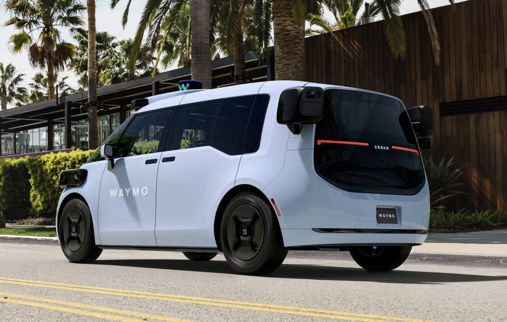 Waymo ha revelado hoy su nuevo robotaxi de sexta generación, un minivan eléctrico fabricado por el fabricante chino Zeekr. En un reciente blog, Satish Jeyachandran, vicepresidente de ingeniería de Waymo, destacó las mejoras tecnológicas del nuevo robotaxi y cómo ha reducido la cantidad de sensores para disminuir costos.