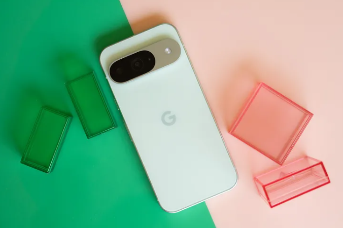 El Google Pixel 9 es el buque insignia de Android para quienes buscan un teléfono confiable y bien diseñado. Tras varias generaciones de actualizaciones menores, el Pixel 9 representa la culminación de esos avances incrementales. Pequeñas mejoras como un sensor de huellas dactilares más rápido y bordes más uniformes han dado como resultado un dispositivo sólido que destaca por su simplicidad y efectividad.