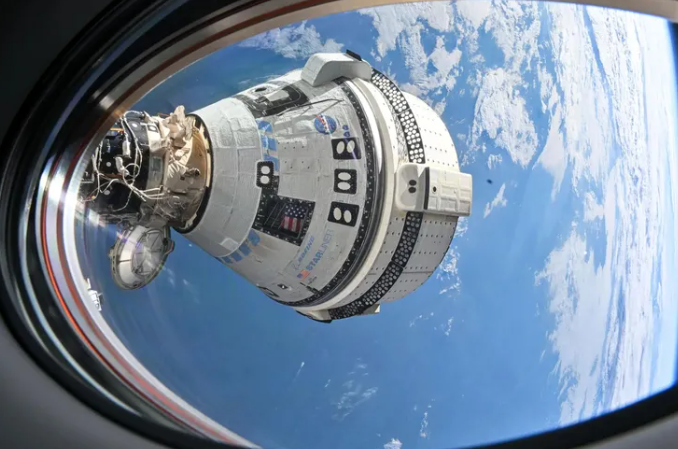 El Boeing Starliner ha comenzado a emitir un sonido repetitivo, descrito como un ‘pulso’, lo que llevó al astronauta estadounidense Barry Wilmore a contactar al equipo de tierra de la NASA para investigar. El incidente, capturado y compartido por un miembro del foro NASA Space Flight y visto por Ars Technica, ha generado preocupación y especulación.