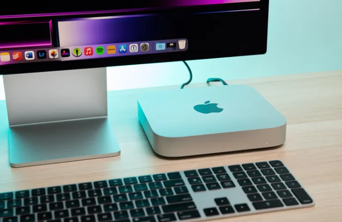 Reducir el tamaño del Mac Mini de Apple a algo comparable al tamaño de un Apple TV podría implicar algunos compromisos en cuanto a las conexiones. Según Mark Gurman de Bloomberg, el próximo modelo del Mac Mini podría prescindir del puerto USB-A. Este nuevo rediseño comenzará a llegar a los almacenes de Apple en septiembre, y el modelo de gama alta con el chip Apple M4 Pro se enviará en octubre.