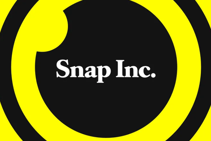 Snapchat comenzará a colocar anuncios junto a los mensajes de tus amigos, una novedad que debutará con los anuncios "Sponsored Snap". Según el CEO de Snapchat, Evan Spiegel, estos anuncios aparecerán como mensajes no leídos en la pestaña principal de Chat, situándose por encima de los mensajes de los contactos hasta que se interactúe con ellos. Esta es la primera vez que Snapchat integrará anuncios en una de sus áreas más vistas.