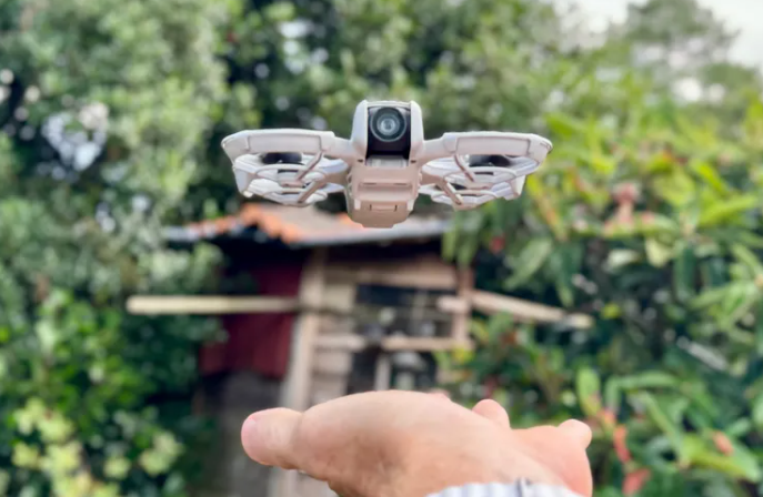 El dron selfie Neo de DJI a $199 está listo para ser el nuevo gadget imprescindible en redes sociales. Con un precio accesible, ofrece un rendimiento sorprendente en 4K a 30 fps y la capacidad de despegar y aterrizar en la palma de tu mano.