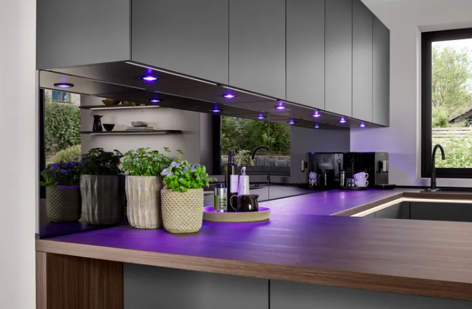 Philips Hue ha anunciado una emocionante asociación con Nobilia, el mayor fabricante de cocinas de Europa, para lanzar una solución innovadora de iluminación inteligente para cocinas. Esta nueva oferta integra la tecnología de Philips Hue directamente en el mobiliario de cocina, permitiendo una experiencia de iluminación a todo color sin cables visibles, ideal para aquellos que buscan una estética limpia y moderna en su cocina.