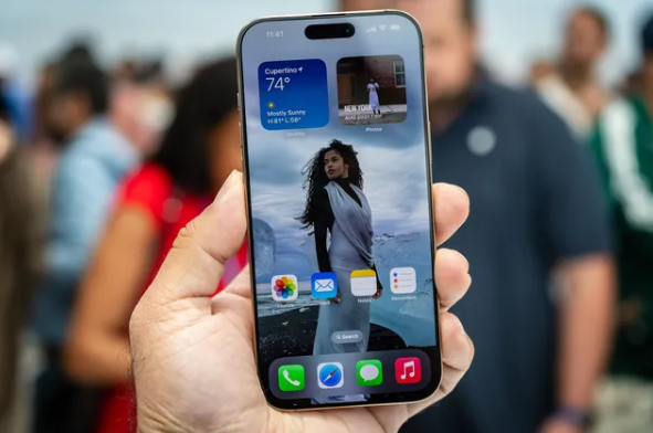 Acabo de pasar unos minutos con el nuevo iPhone 16 Pro y Pro Max, que cuentan con pantallas más grandes con biseles más delgados, cámaras renovadas y el nuevo botón de Control de Cámara de Apple, que es bastante fascinante.