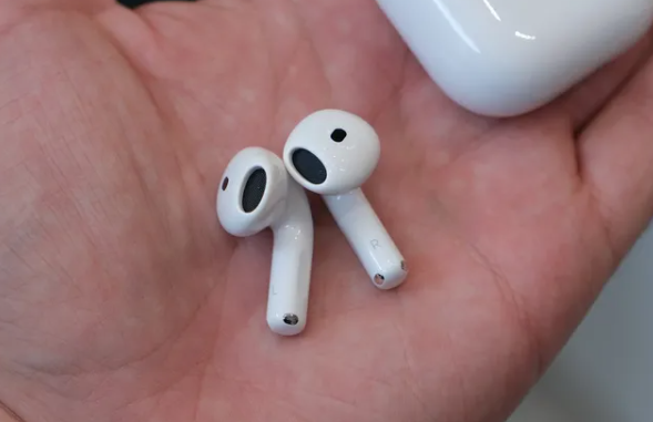 Apple ha sorprendido a sus usuarios con el lanzamiento de los nuevos AirPods 4, los primeros auriculares de la marca que vienen en dos versiones diferentes. A partir de hoy, estarán disponibles con un precio inicial de $129, pero también se puede optar por una versión de gama alta de $159 que incluye cancelación activa de ruido en un diseño de auriculares abiertos, sin las típicas puntas de silicona. Este tipo de cancelación de ruido en auriculares de diseño abierto ha sido intentado por otras marcas, como Samsung con los Galaxy Buds 3, y genera curiosidad sobre cómo Apple logrará mitigar el ruido de las calles y los aviones sin el sellado que proporcionan las puntas in-ear.