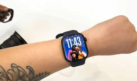 El nuevo Apple Watch Series 10 ha llegado y hemos tenido la oportunidad de probarlo a fondo. Aunque celebra el 10º aniversario de la línea, el Series 10 presenta un diseño actualizado que lo hace más delgado y moderno, mientras amplía las opciones de tamaño de pantalla a 42 mm y 46 mm, comparado con los 41 mm y 45 mm del Series 9. A pesar del aumento en el tamaño, los nuevos modelos se sienten ligeros y cómodos en la muñeca.