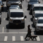 La Administración Nacional de Seguridad del Tráfico en las Carreteras (NHTSA) de EE.UU. ha sorprendido a los defensores de la seguridad al proponer una serie de nuevas normas para vehículos. Estas nuevas regulaciones buscan reducir las muertes de peatones, abordando el creciente problema de los SUV y camiones de gran tamaño, que han demostrado ser más peligrosos para los peatones en comparación con vehículos más pequeños y medianos.