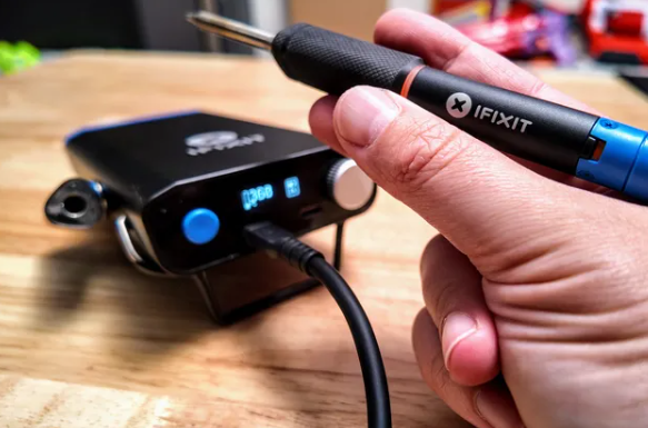 iFixit, conocido por sus innovadoras herramientas de reparación, ha presentado su nuevo soldador USB-C, el iFixit FixHub Smart Soldering Iron. Con un precio que varía entre $80 y $250, este soldador promete ser una herramienta esencial para profesionales y aficionados por igual. Aunque su costo es significativamente mayor que el del soldador Pinecil, que cuesta entre $26 y $80, el FixHub ofrece características avanzadas que podrían justificar la inversión para quienes buscan la mejor tecnología en soldadura.