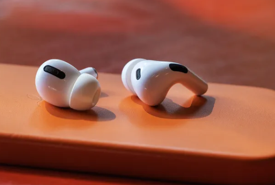 Apple está dando un gran paso en la atención auditiva al incorporar una nueva función de audífono "de grado clínico" en sus AirPods Pro de segunda generación. Esta innovadora característica permitirá a nuevos y actuales propietarios de los AirPods Pro 2 recibir ayuda para la pérdida auditiva, ofreciendo una alternativa económica a los audífonos tradicionales y cambiando la forma en que las personas obtienen asistencia auditiva.