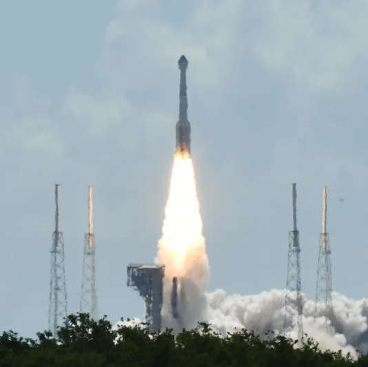 La semana pasada, la nave espacial Starliner de Boeing aterrizó en Nuevo México después de un viaje desde la Estación Espacial Internacional sin su tripulación. Los astronautas se vieron obligados a quedarse en la EEI durante meses debido a problemas con la nave, esperando ser rescatados por SpaceX, el competidor de Boeing. Este incidente ha sido un golpe duro para la reputación de Boeing, ya criticada por problemas con sus aviones.