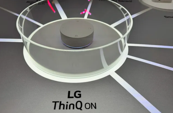 El hub ThinQ ON de LG está en el centro de sus nuevos esfuerzos en el hogar inteligente. Después de años de estar al margen de la automatización del hogar, LG está haciendo una gran apuesta en este mercado. La compañía ha presentado un nuevo hub multiprotocolo, ha abierto su plataforma ThinQ para trabajar con más dispositivos de hogar inteligente, y pronto permitirá que otras plataformas integren sus electrodomésticos en sus ecosistemas.